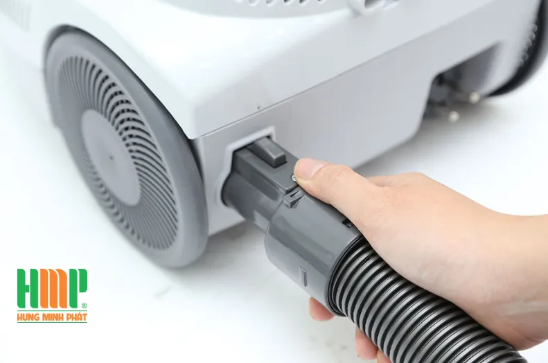 Gắn đầu hút chuyên dụng vào ống nối của máy hút bụi Hitachi CV-SH18
