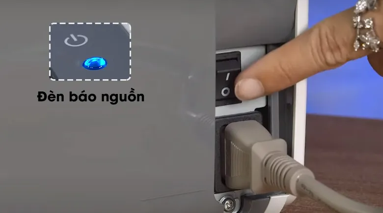 Nhấn nút nguồn để bật máy in Canon LBP 2900 và kiểm tra đèn báo