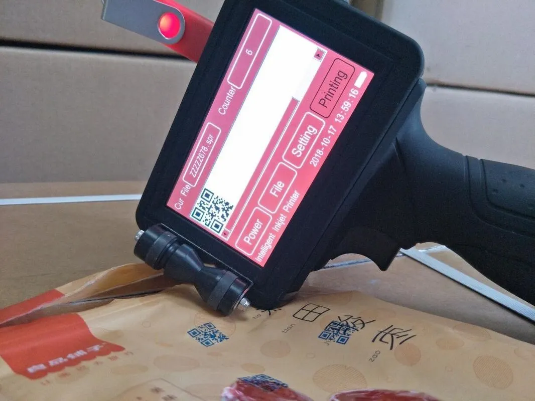 Cận cảnh máy in mã vạch cầm tay nhỏ gọn, làm nổi bật sự tiện lợi và đặc thù trong cách lắp giấy vào máy in mã vạch cho thiết bị di động