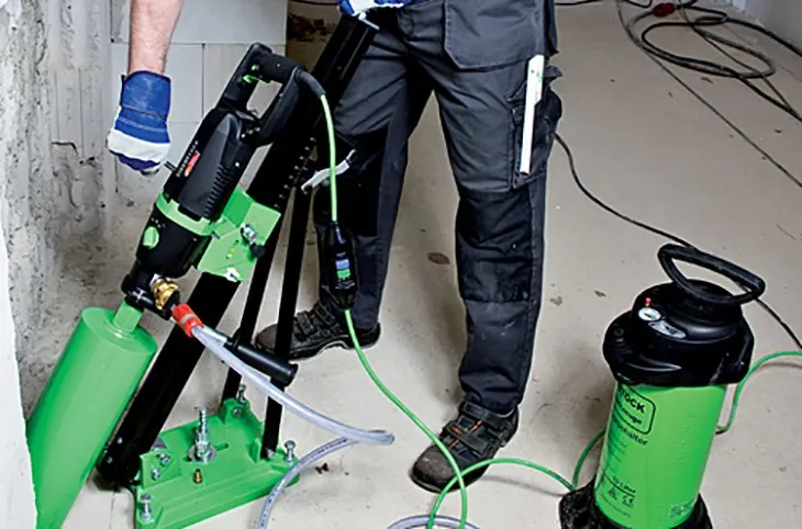 Máy khoan rút lõi bê tông tạo ra lỗ hoặc lõi với độ chính xác cao, hoàn thành công việc nhanh chóng