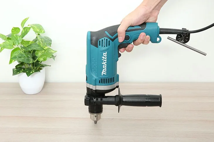 Thực hiện khoan tường với máy khoan búa Makita, áp dụng kỹ thuật khoan đúng cách