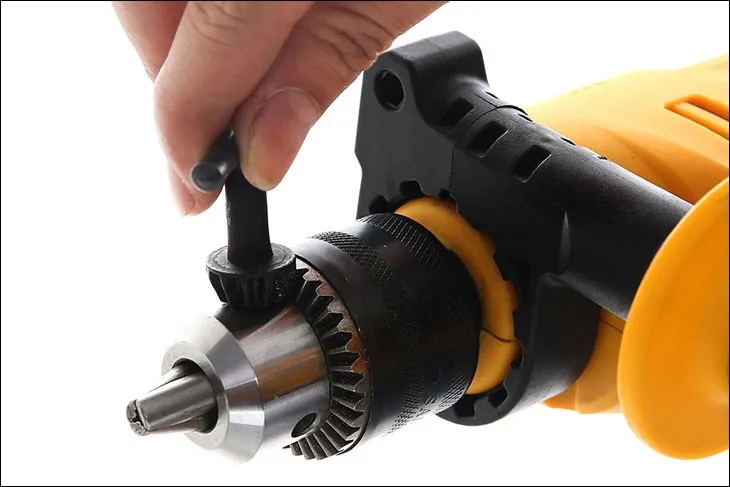 Thay lắp mũi khoan vào đầu kẹp máy khoan búa Tolsen, hướng dẫn cách sử dụng máy khoan tường đúng cách