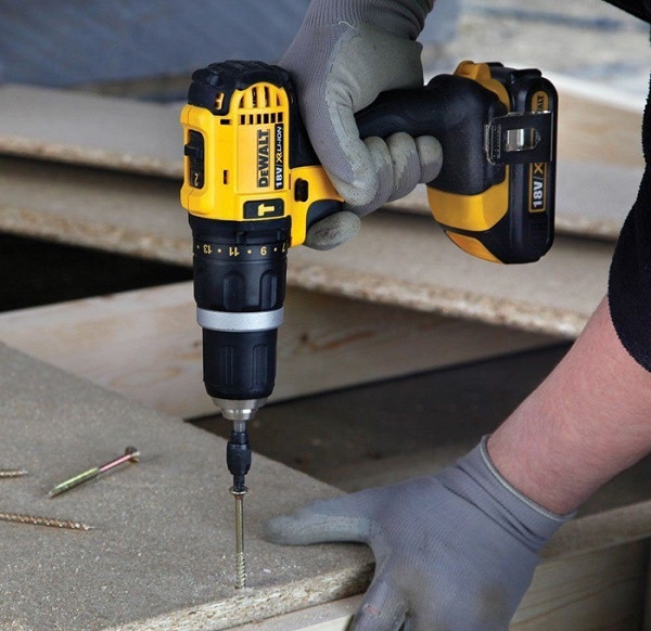 Tiến hành bắt vít theo hướng vuông góc