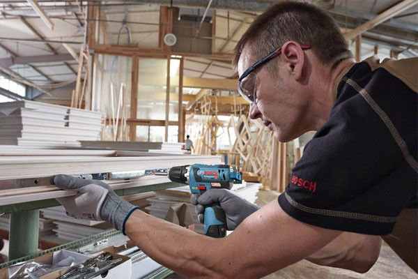 Trang bị bảo hộ, sử dụng máy khoan đúng cách