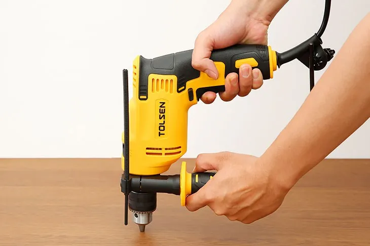 Sử dụng tay cầm phụ máy khoan động lực Tolsen để tăng cường sự ổn định và an toàn khi khoan tường