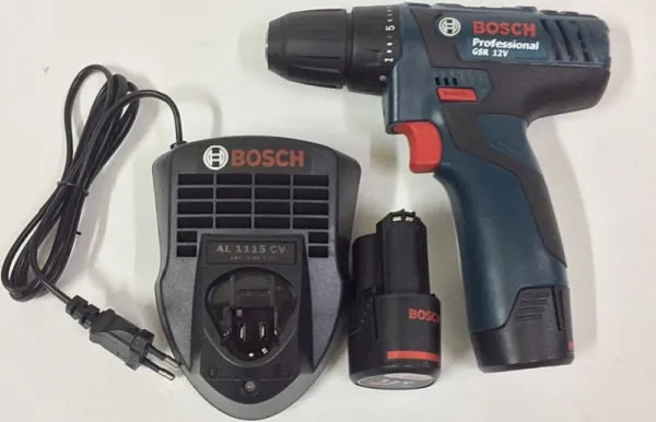 Hình ảnh pin máy khoan Bosch và thân máy khoan, minh họa nguyên lý hoạt động và cách dùng khoan pin đúng cách.