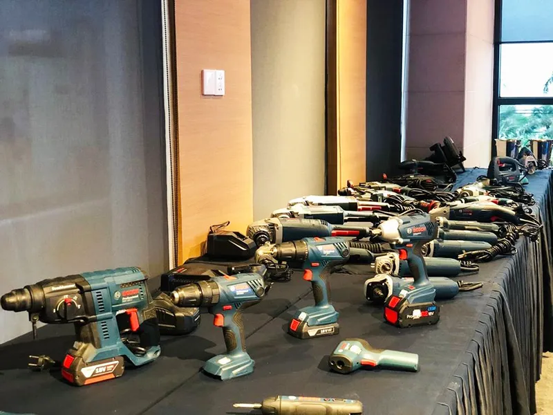 Cách sử dụng khoan pin tháo lắp mũi khoan