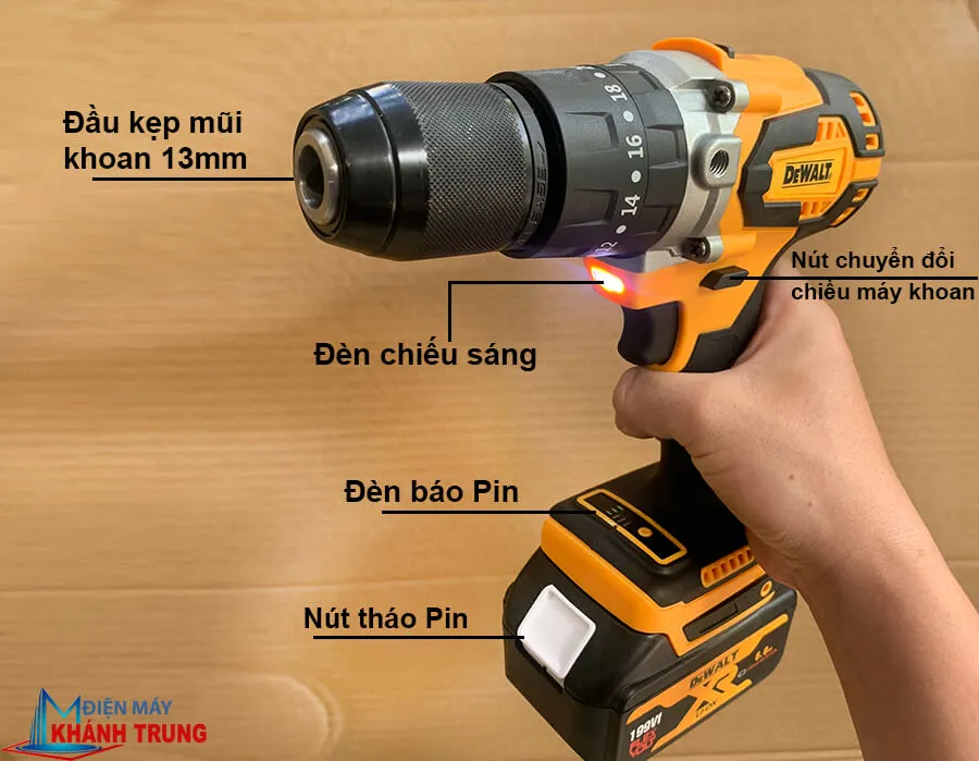 Cận cảnh phần thân máy khoan bắn vít pin Dewalt 118V với các nút chức năng và đèn báo pin