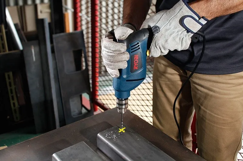 Đánh dấu vị trí cần khoan bằng bút màu dễ nhìn