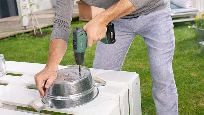 Hệ thống pin thông minh của máy bắt vít không dây Bosch UniversalDrill 18, đảm bảo năng lượng ổn định cho công việc