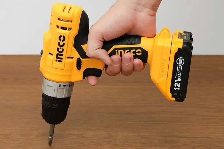 Máy khoan vặn vít pin Ingco CDLI1221 12V sử dụng động cơ chổi than vận hành mạnh mẽ, ổn định, cấu tạo đơn giản cho phép người dùng bật/tắt tiện lợi