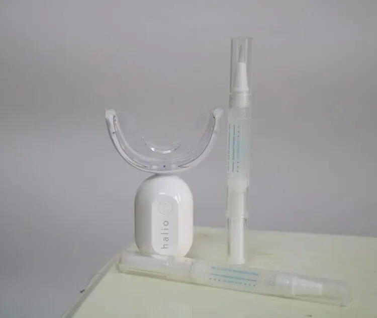 Thiết bị máy tẩy trắng răng nhỏ gọn, tiện lợi giúp việc cách sử dụng máy làm trắng răng trở nên dễ dàng.