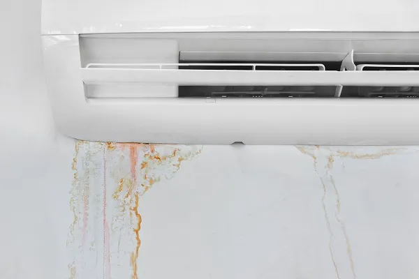 Hình ảnh điều hòa rò rỉ nước gây hư hỏng và mất thẩm mỹ cho căn phòng, minh họa tác hại khi không xử lý cách sửa máy lạnh bị chảy nước.