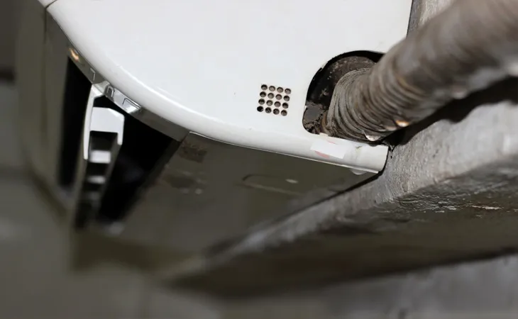 Minh họa dàn lạnh của máy lạnh đang bị rò rỉ nước, cho thấy một trong những nguyên nhân phổ biến gây ra tình trạng chảy nước cần tìm cách sửa máy lạnh bị chảy nước.