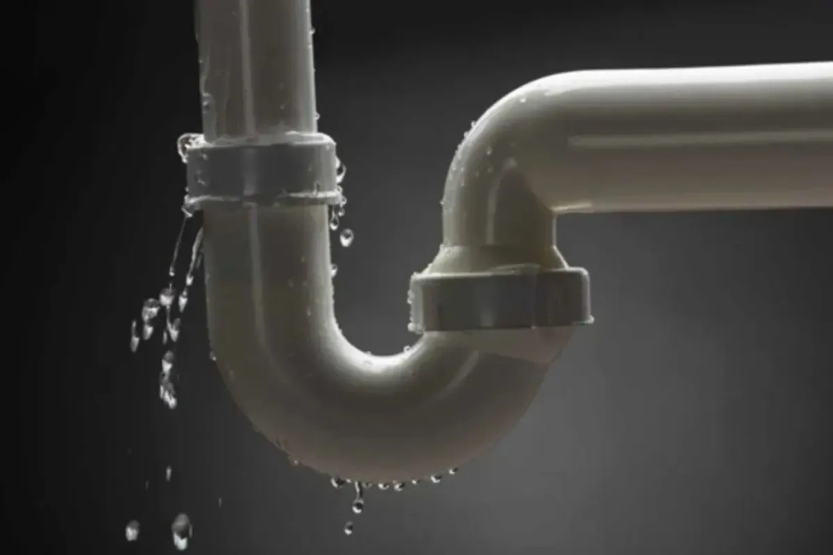 Rò rỉ nước là nguyên nhân chính khiến máy lọc nước chạy liên tục do áp lực bị giảm