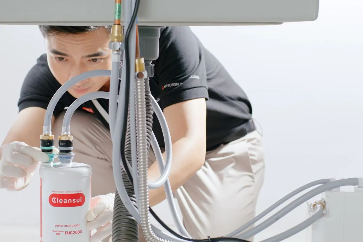 Liên hệ đội ngũ kỹ thuật chuyên nghiệp là cách sửa máy lọc chạy không ngắt một cách nhanh nhất