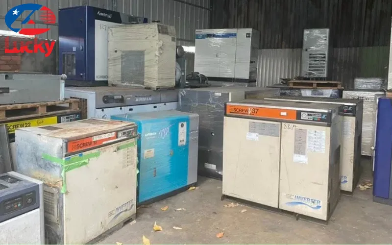 Máy nén khí trục vít Hitachi Hiscrew 37 đang hoạt động trong môi trường công nghiệp