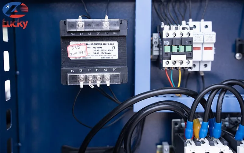 Các chi tiết aptomat, dây điện sắp xếp gọn gàng, đảm bảo an toàn và dễ bảo trì cho máy nén khí trục vít công nghiệp.