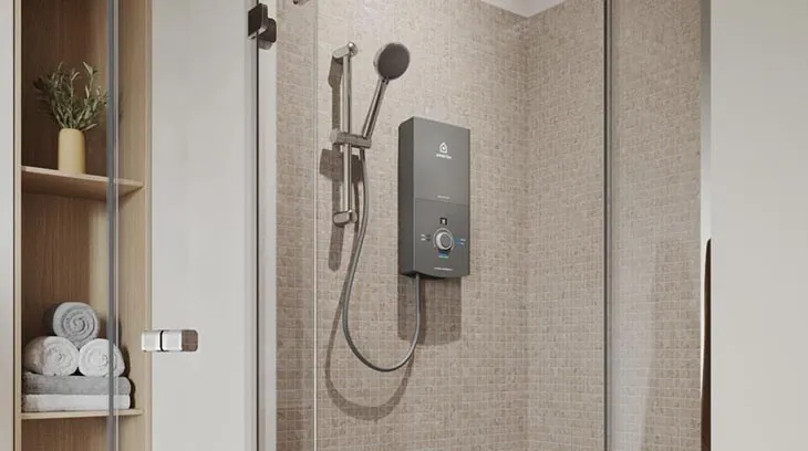 Bảng điều khiển và vòi sen của máy tắm nước nóng trực tiếp Ariston AURES PREMIUM+ 4.5P