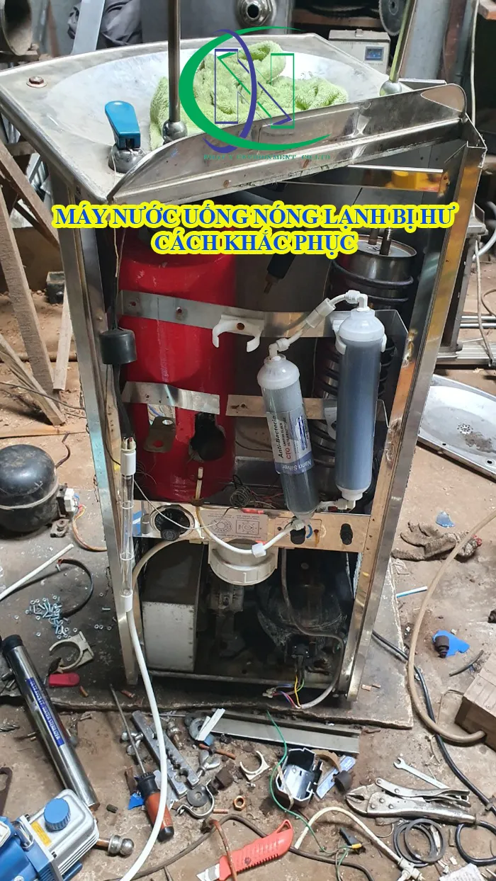 Kỹ thuật viên thực hiện các bước cách sửa máy nước uống nóng lạnh gặp sự cố