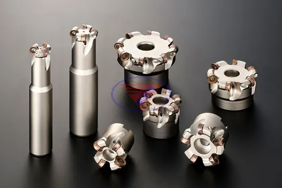 Máy phay CNC đang gia công chi tiết kim loại với độ chính xác cao