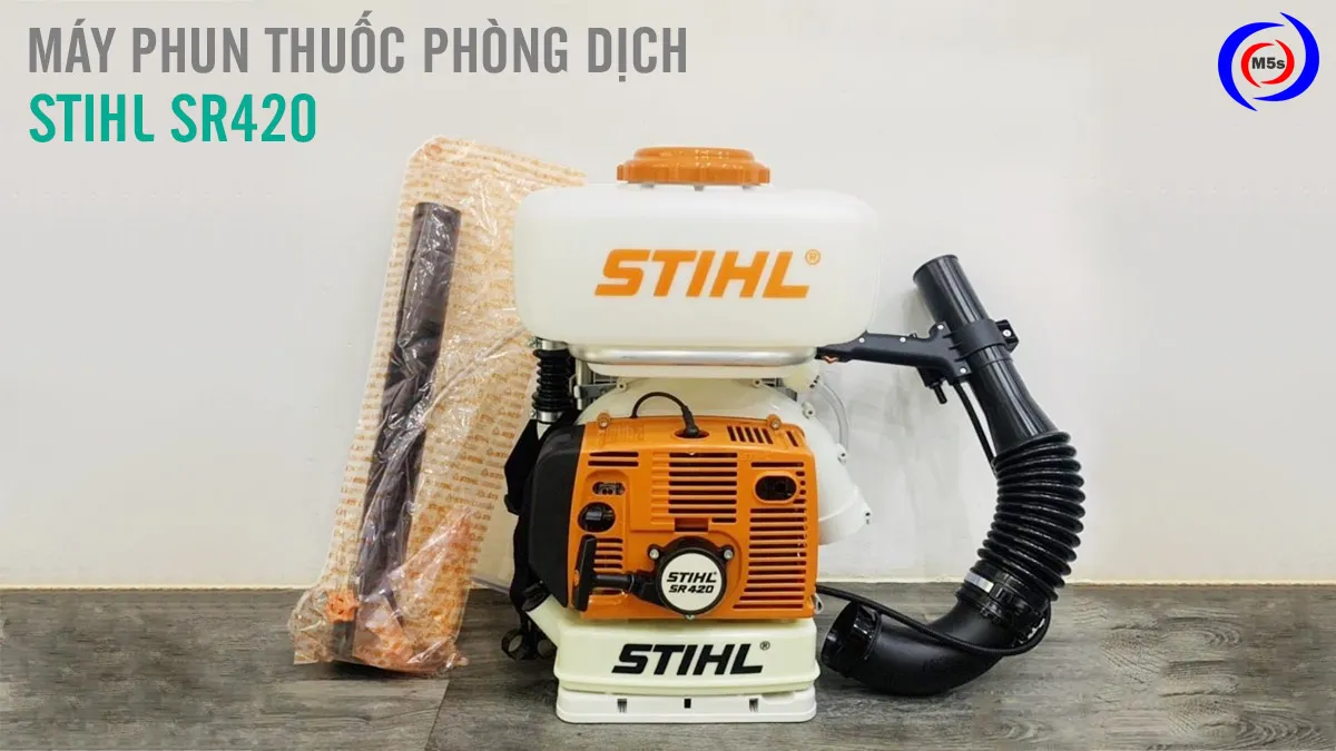 Hình ảnh người nông dân sử dụng máy phun thuốc sâu cầm tay trên đồng ruộng