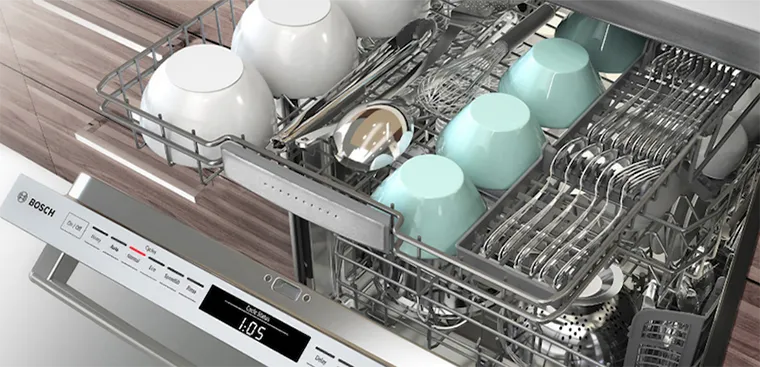 Phân loại đũa muỗng và các vật dụng nhỏ riêng biệt để tránh cản trở vòi phun nước và đảm bảo làm sạch toàn diện.