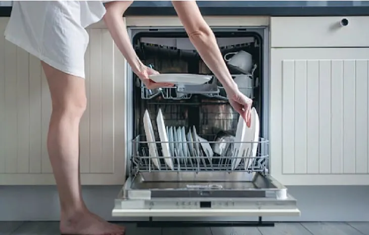 Bạn cho lượng chén dĩa vừa đủ vào máy rửa chén Hafele, không cho quá nhiều hoặc quá ít