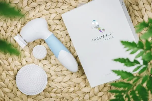 máy rửa mặt flawless với các đầu cọ đa năng