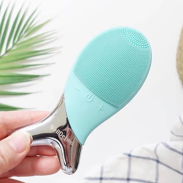 Vệ sinh máy rửa mặt hình con cá thường xuyên để bảo vệ thiết bị và làn da của bạn