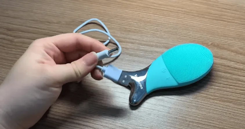 Bộ phận sạc pin – Nguyên nhân phổ biến cần biết khi cách sửa máy rửa mặt bị lỗi