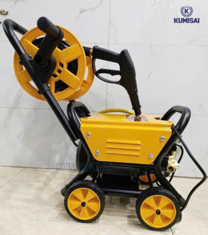 Máy rửa xe Kushima 4000W công suất cao, tích hợp rulo cuốn dây và bánh xe