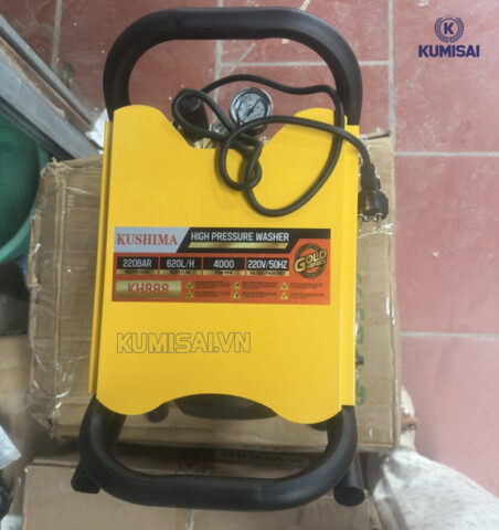 Máy rửa xe Kushima KH888 với bánh xe di chuyển tiện lợi và rulo cuốn dây