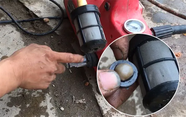 Vệ sinh 2 đầu lọc của máy