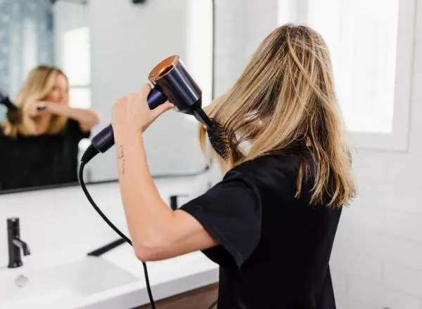 Kiểm tra dây nguồn và công tắc máy sấy tóc khi bị cháy