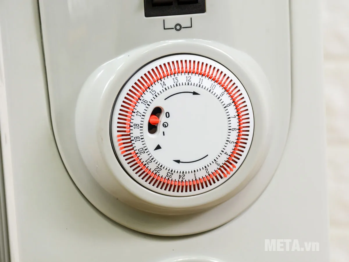 Núm điều chỉnh hẹn giờ của máy sưởi dầu Tiross, với các tùy chọn chạy liên tục, tắt hoặc cài đặt thời gian