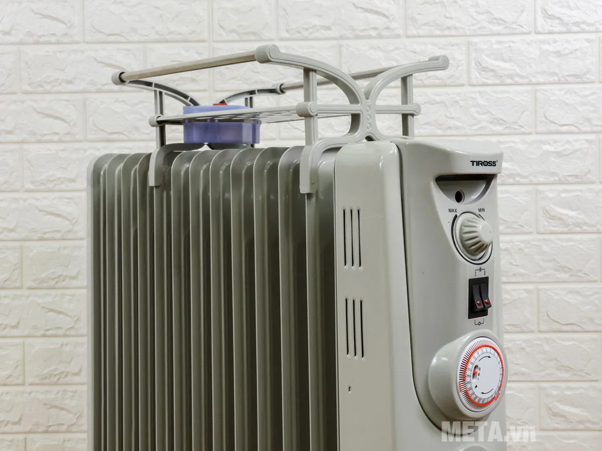 Giá phơi đồ tiện ích đi kèm máy sưởi dầu Tiross 926 giúp sấy khô đồ nhỏ