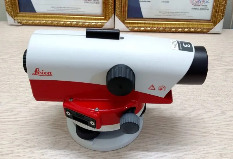 Hình ảnh minh họa quá trình đo đạc thực tế bằng máy thủy bình điện tử trên công trường, thu thập dữ liệu cao độ chi tiết