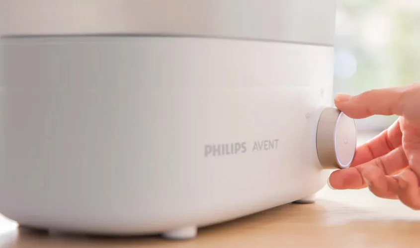 Khởi động máy tiệt trùng bình sữa Avent để bắt đầu chu trình vệ sinh ban đầu.