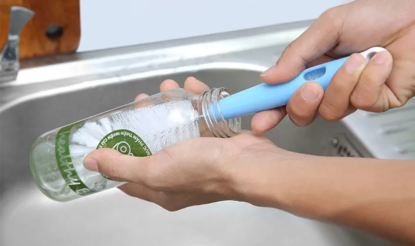 Rửa sạch bình sữa và các dụng cụ trước khi đưa vào máy tiệt trùng bình sữa Avent.