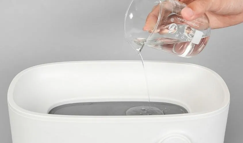 Châm 120ml nước sạch vào khay chứa của máy tiệt trùng bình sữa Avent cho mỗi lần sử dụng.