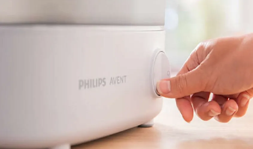 Hoàn tất chuẩn bị, đậy nắp và khởi động máy tiệt trùng bình sữa Avent an toàn.