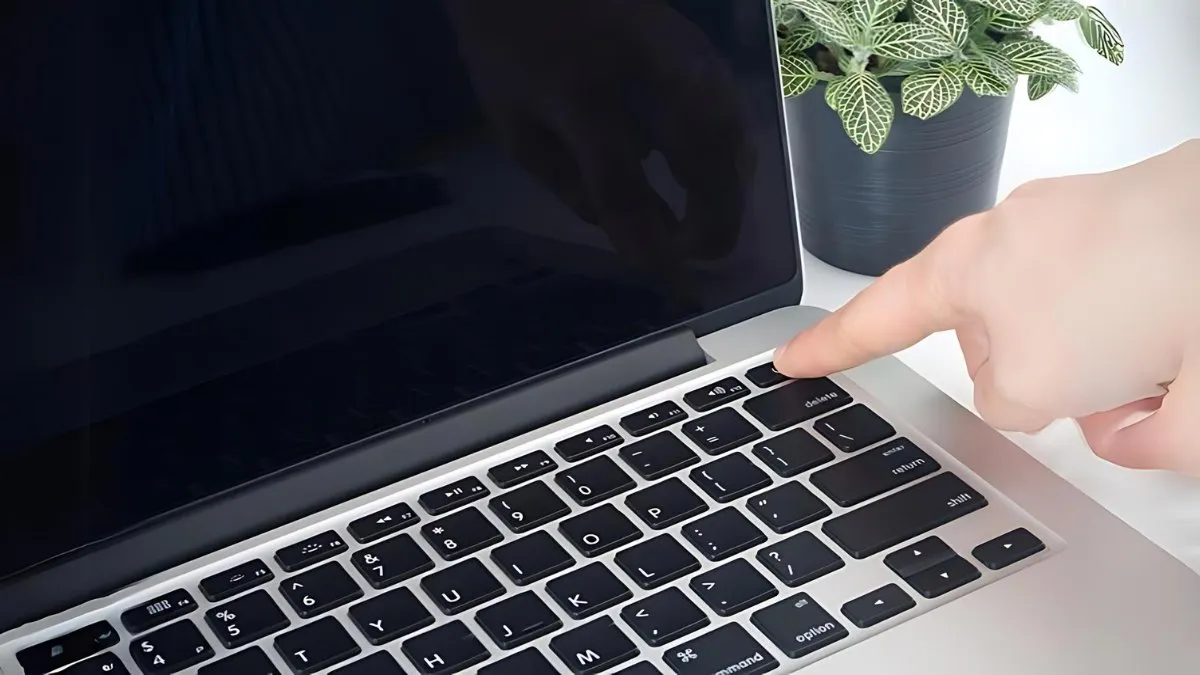 Kiểm tra nguồn điện và dây cắm để sửa máy tính mở không lên