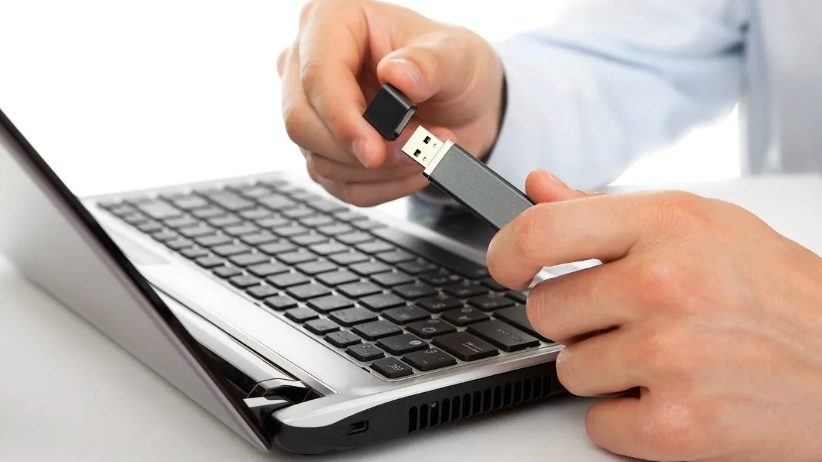 Rút các thiết bị ngoại vi để sửa máy tính mở không lên