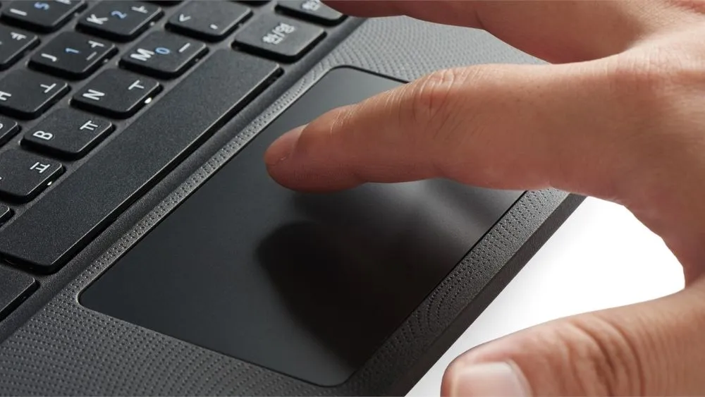 Máy tính bị đơ chuột cảm ứng do bụi bẩn tích tụ