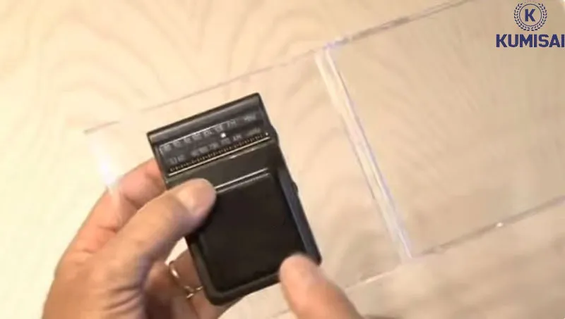 Dán máy tính bỏ túi vào một mặt của hộp đĩa CD khi chế máy dò kim loại