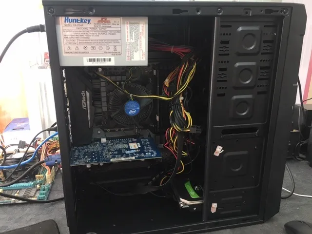 Hình ảnh mô tả các nguyên nhân phổ biến khiến máy tính bàn không lên màn hình, bao gồm lỗi card đồ họa, RAM lỏng và sự cố kết nối.