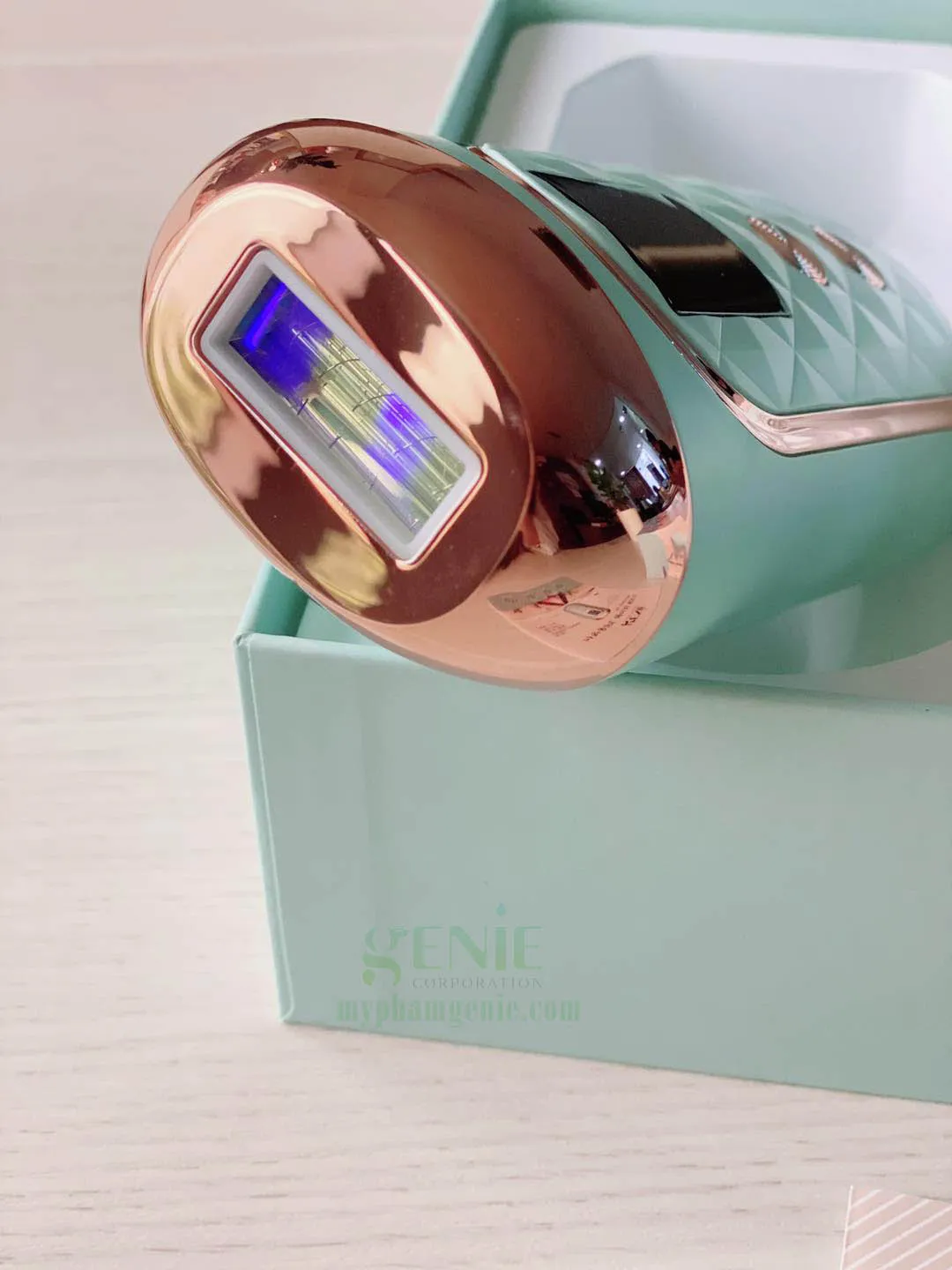 Khách hàng hài lòng với cách sử dụng máy Genie triệt lông hiệu quả