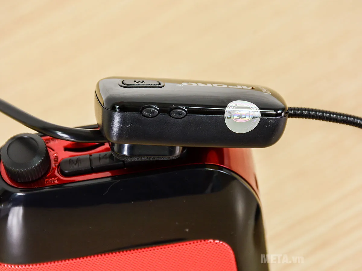 Người dùng đeo micro hướng dẫn cách sử dụng máy trợ giảng Aporo T20