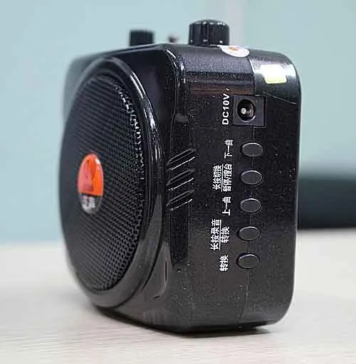 Móc cài tiện lợi của máy trợ giảng SHUAE E366, giúp cố định thiết bị khi sử dụng